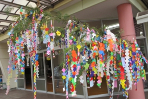 甘茶をかけてお祝いします